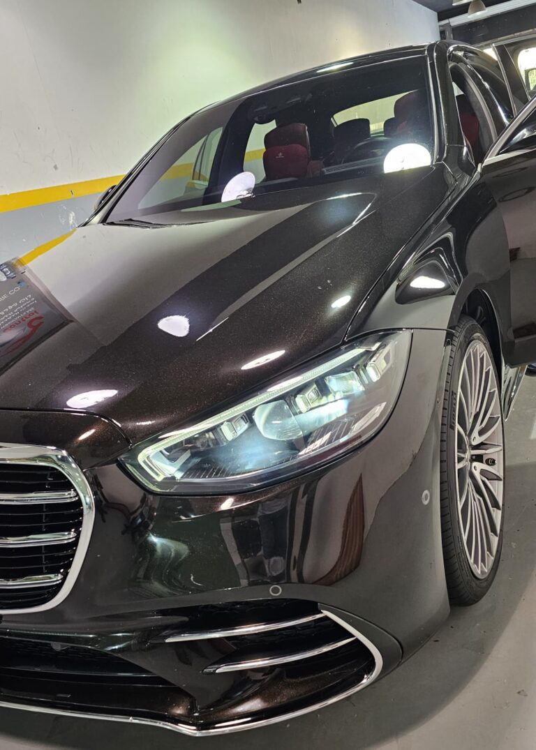 تلميع ساطع لسيارة مرسيدس سوداء وإزالة الخدوش الدائرية في الرياض