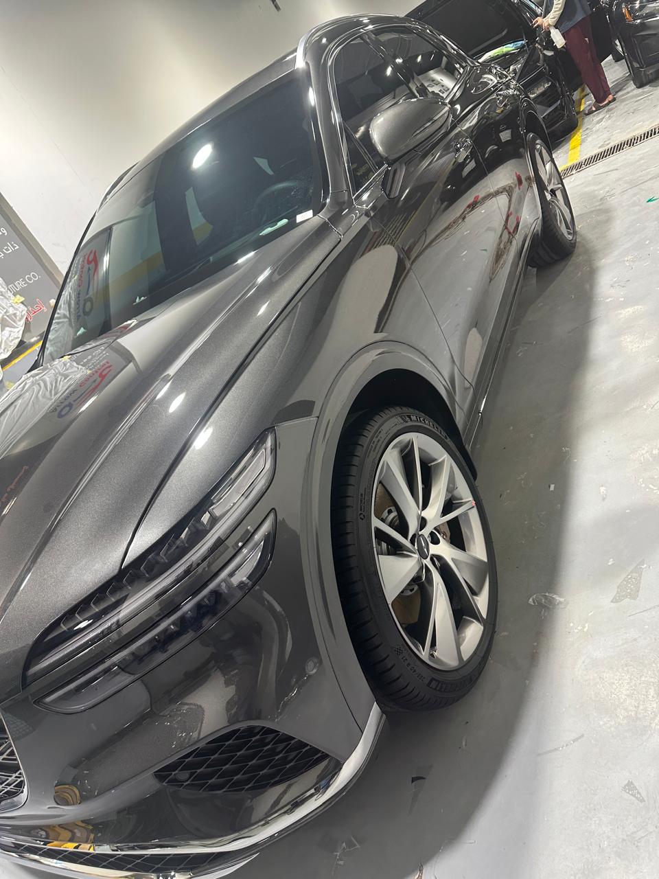 تلميع مائي خارجي لسيارة رمادية لاستعادة لمعان الوكالة