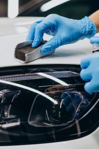 سيارة بلمعة زجاجية فائقة بعد تطبيق طبقات نانو سيراميك أصلي