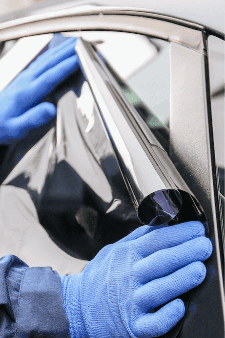 فني يقوم بتركيب عازل حراري للنوافذ بتقنية النانو في الرياض