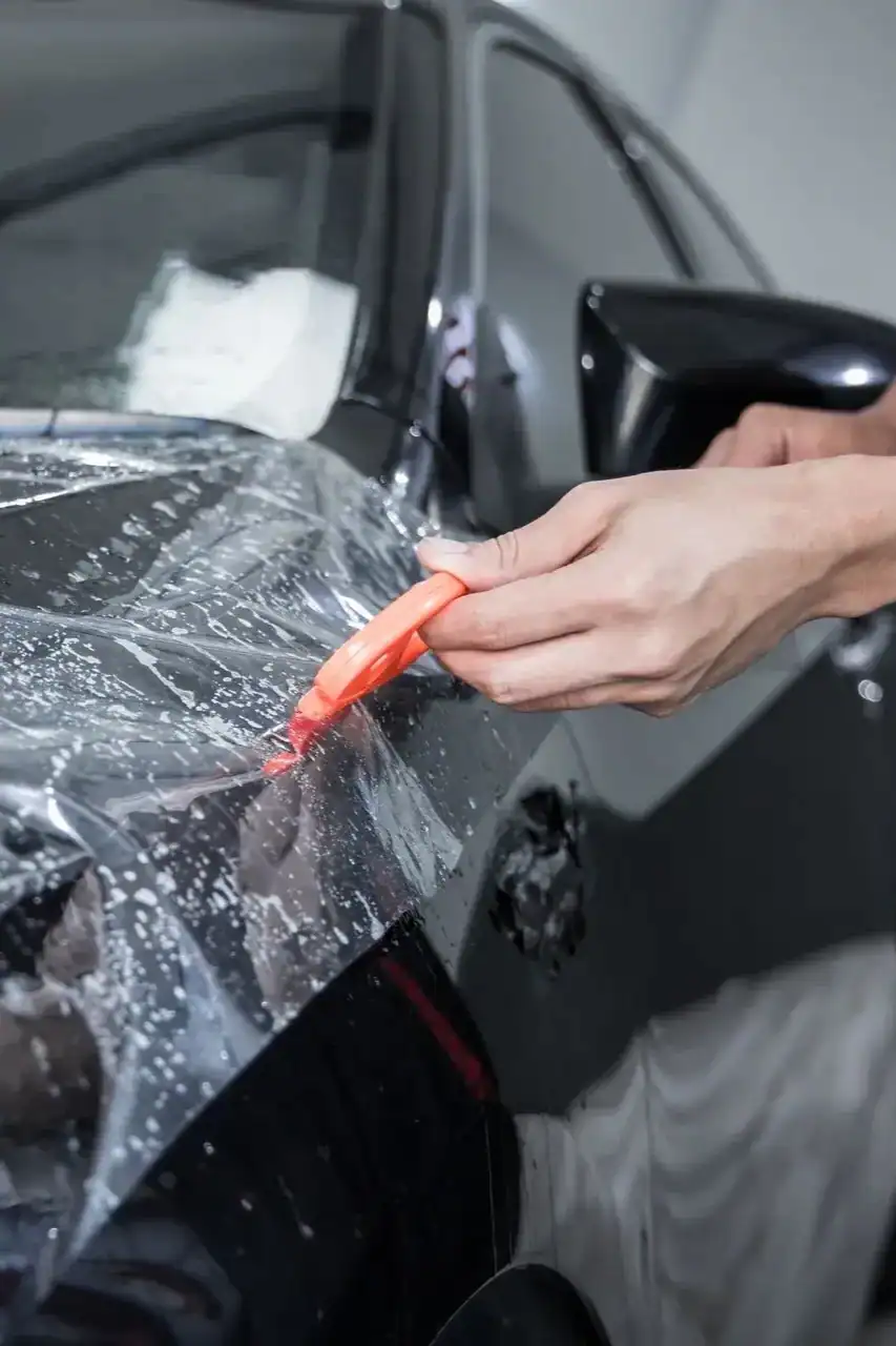 تركيب أفلام حماية PPF شفافة ومعالجة ذاتياً على مقدمة السيارة